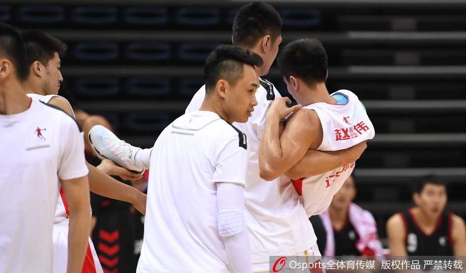 全运赛场暖心一抱,赵继伟意外伤退牵动人心 此时,辽宁队的核心郭艾伦和周琦在场上肩负起了更重的责任。两人在比赛中默契配合,眼神坚定,他们要用场上的胜利来抚慰受伤的兄弟,继续向着全运会冠军的目标坚实迈进。