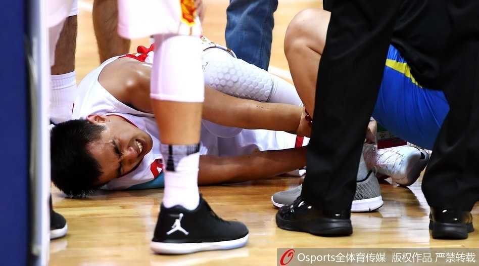 全运赛场暖心一抱,赵继伟意外伤退牵动人心 辽宁队的队友们迅速围拢过来,形成一道人墙将赵继伟护在中间,队医急忙蹲下查看伤势。在确认无法站立行走后,队友廉明毫不犹豫地弯下腰,用一个标准的“公主抱”将体重较轻的赵继伟稳稳抱起,准备将他带离赛场接受治疗。