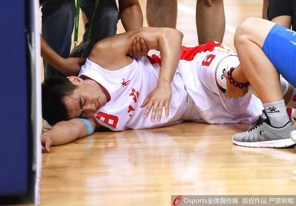 全运赛场暖心一抱,赵继伟意外伤退牵动人心 中场休息时,辽宁队的外籍体能教练再次用“公主抱”的方式将赵继伟抱起,这次是要送他返回更衣室进行更详细的检查。赵继伟的神情在经历初期的痛苦后稍显平静,这一画面也成了那天赛场上最温情的经典瞬间。
