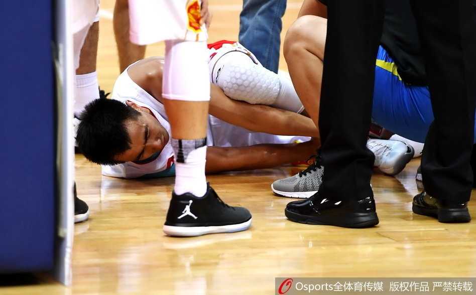 全运赛场暖心一抱,赵继伟意外伤退牵动人心 在辽宁与天津比赛首节,赵继伟如一道白色闪电突破上篮,落地瞬间却痛苦倒地,双手紧紧捂住脚踝,面部表情因剧痛而扭曲,身旁的天津队球员赵睿回头张望,神情中满是关切与担忧。