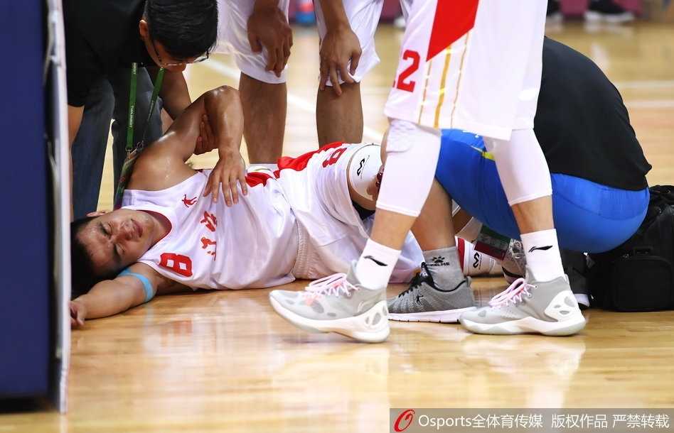 全运赛场暖心一抱,赵继伟意外伤退牵动人心 受伤后的赵继伟坐在场边,虽然无法上场,但眼神依然专注地观看着队友们的比赛。身旁的队友们也时常投来关切的目光,团队的凝聚力在这一刻体现得淋漓尽致。