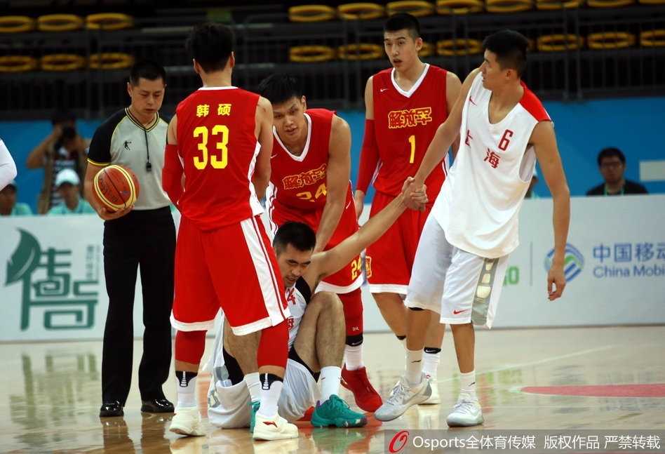 全运赛场沪军对决 上海加时苦战力克解放军迎首胜 进球后上海队替补席全体起立欢呼,球员们激情拥抱,团队篮球的喜悦感染全场