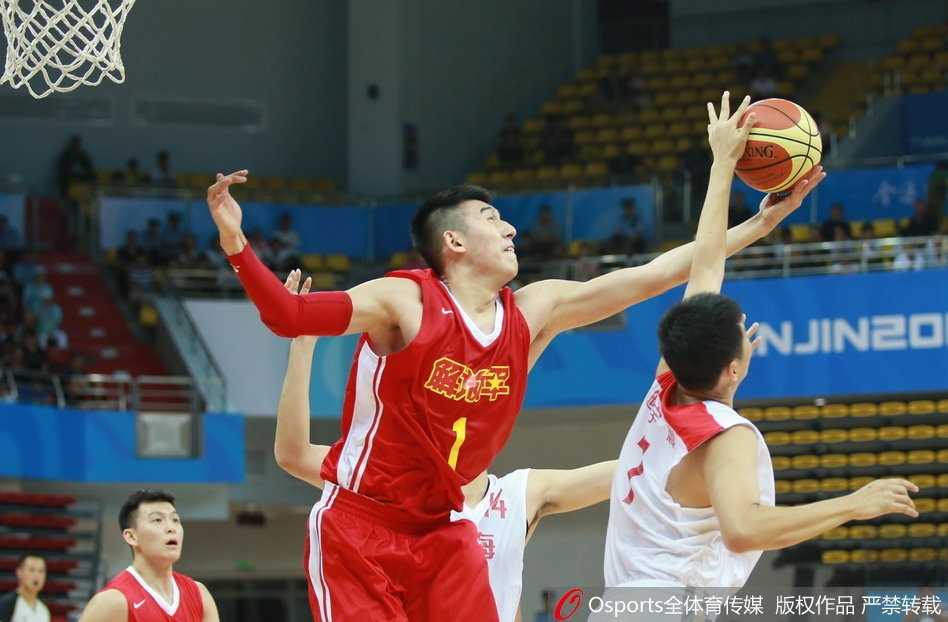 全运赛场沪军对决 上海加时苦战力克解放军迎首胜 解放军队球员雷蒙外线出手三分,姿势舒展,篮球在空中划出完美弧线