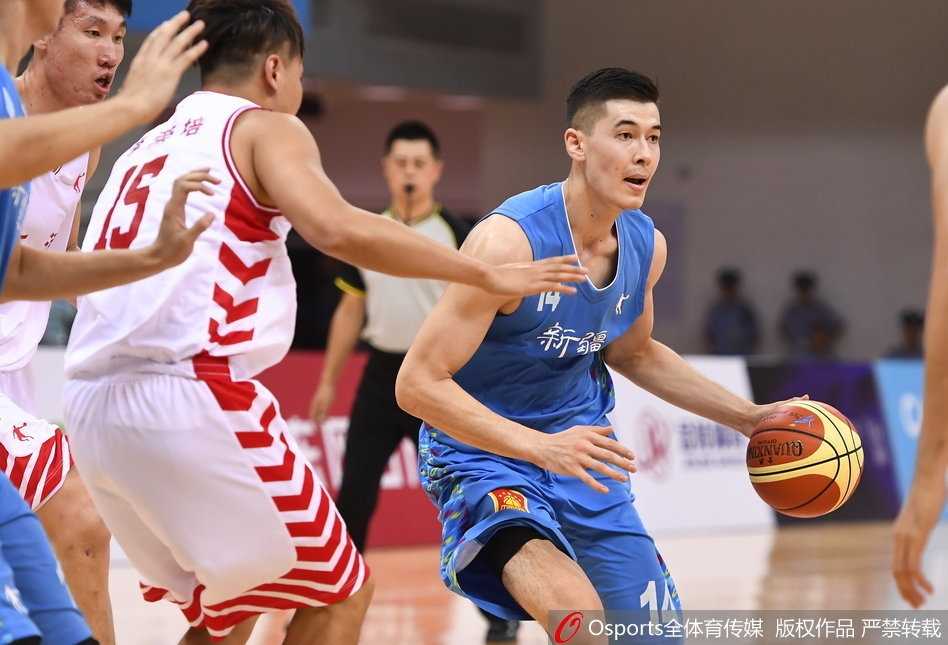 全运赛场津门虎发威,东道主两分险胜新疆青年军 阿不都沙拉木奋力拼下前场篮板,尽管球队失利,但他17+19的数据让所有人记住了这个年轻人的名字。