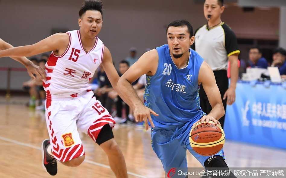 全运赛场津门虎发威,东道主两分险胜新疆青年军 赵睿如闪电般撕裂新疆防线,跃起上篮的瞬间,整个体育馆都屏住了呼吸。