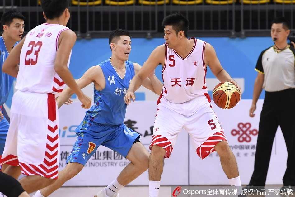 全运赛场津门虎发威,东道主两分险胜新疆青年军 老将徐磊高举双臂稳稳命中,他用全场最高的17分证明了自己是天津队获胜的定海神针。