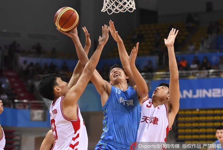 全运赛场津门虎发威,东道主两分险胜新疆青年军 西热力江咬牙命中三分,眼神中充满杀气,他在末节率领新疆队发起了绝地反击。