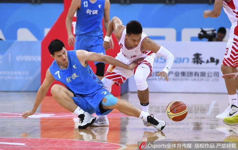 全运赛场津门虎发威,东道主两分险胜新疆青年军 赵睿在重围之中冷静分球,此役他末节独得10分,是球队获胜的关键先生。