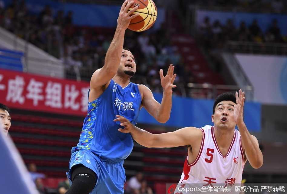 全运赛场津门虎发威,东道主两分险胜新疆青年军 赛后天津队员围在一起庆祝,这场来之不易的胜利让他们的怒吼响彻天津中医药大学体育馆。