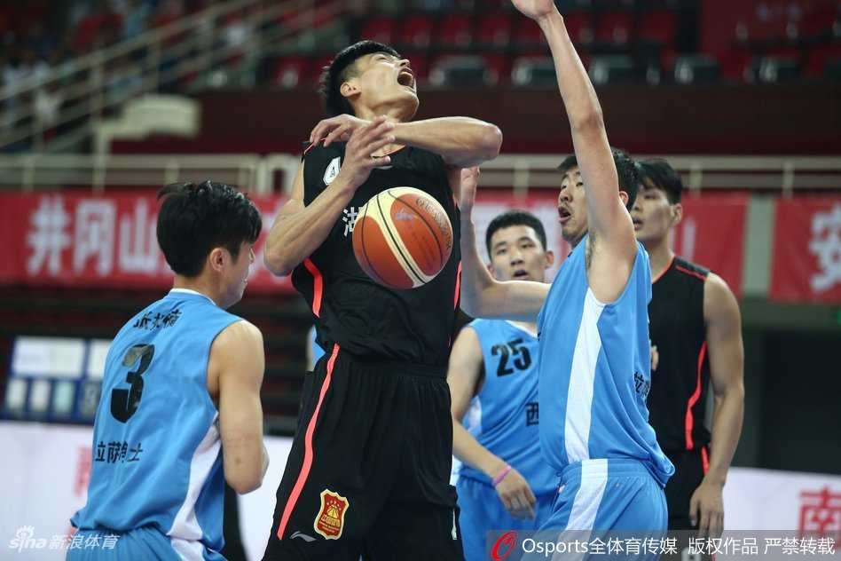 全运赛场烽火起 CBA强强对话显峥嵘 禁区内肌肉碰撞,人仰马翻!湖北与西藏的球员在篮下为争夺有利位置展开激烈对抗,篮球在混乱中高高弹起。