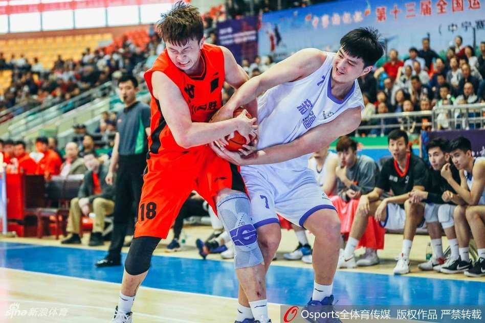 全运赛场烽火起 CBA强强对话显峥嵘 新疆与四川的比赛中,双方球员为了争夺球权全部奋不顾身地扑倒在地,在地板上展开激烈拼抢,比赛的火药味和激烈程度可见一斑。