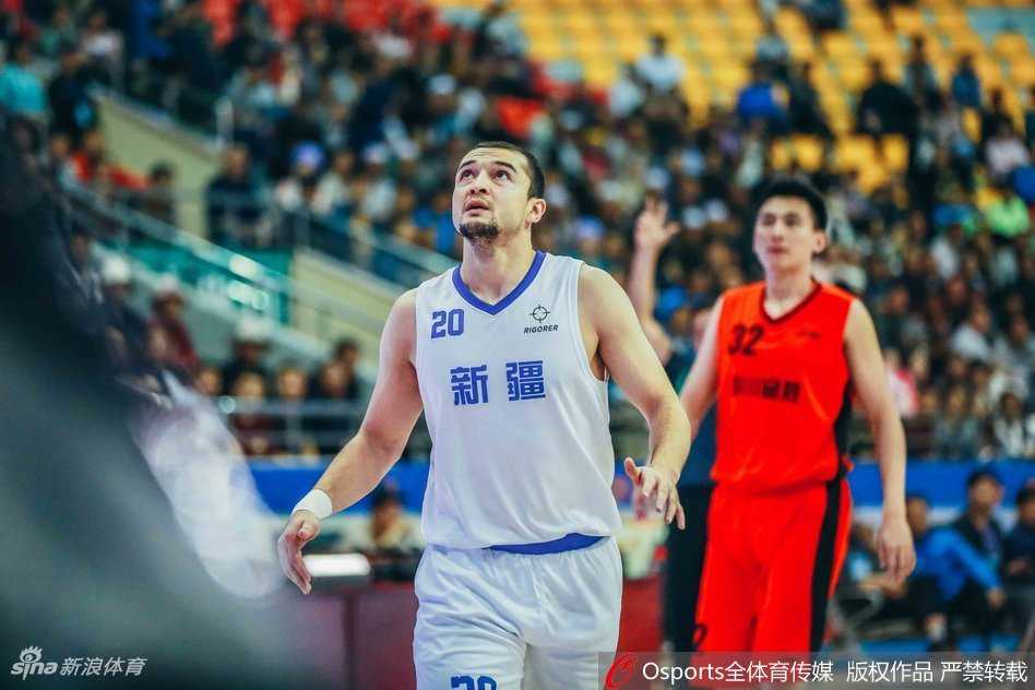 全运赛场烽火起 CBA强强对话显峥嵘 新疆悍将西热力江外线持球,面对四川队的严密防守,他目光如炬,随时准备用一记精准的三分球或强硬的突破改变战局。