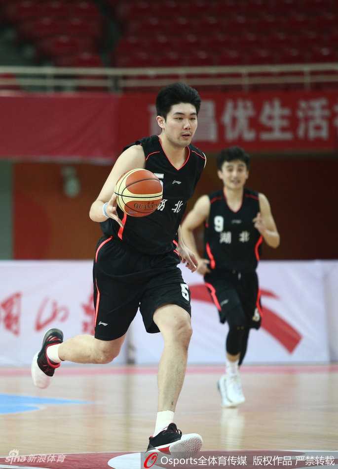 全运赛场烽火起 CBA强强对话显峥嵘 孙桐林犹如一道白色闪电,持球迅猛穿越西藏队的防线,眼神中透露出锐不可当的进攻欲望。