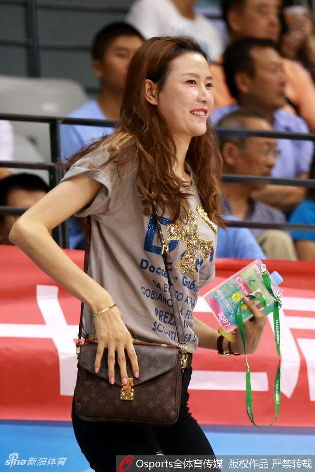 许诺在人群中回眸一瞥，眼神清澈坚定，既有着前国手的从容，又带着邻家女孩的亲切