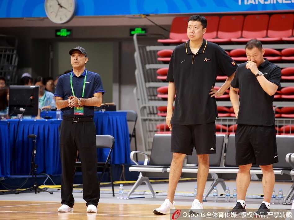 全运赛场粤军终显威,阿联领衔广东力克八一取连胜 广东队长周鹏面对防守悍将干拔跳投,皮球划过一道完美弧线直奔篮心