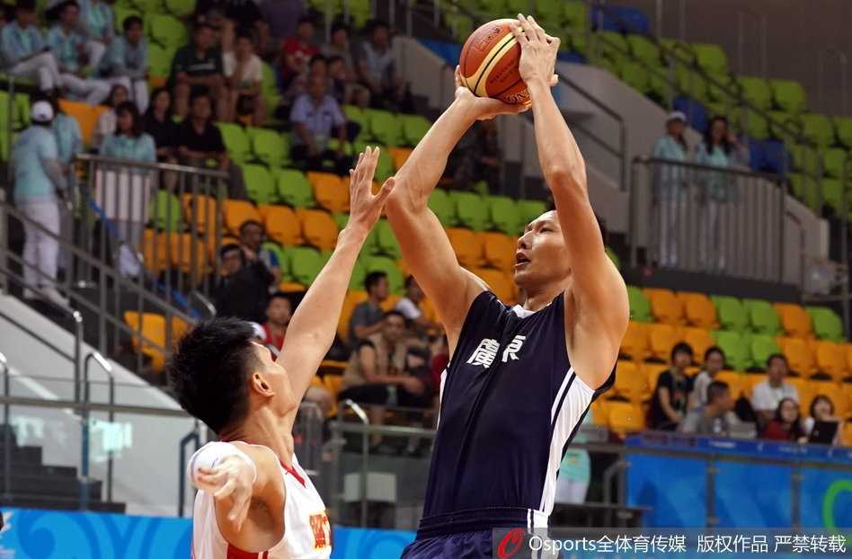 全运赛场粤军终显威,阿联领衔广东力克八一取连胜 男篮一哥易建联在对方内线长人阵中强硬上篮,空中对抗后身体完全舒展