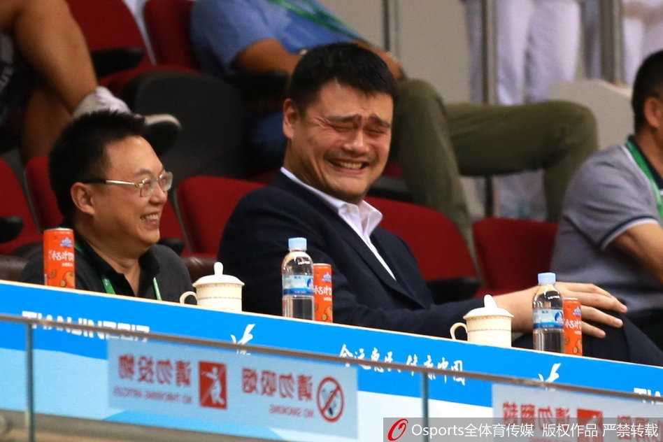 全运赛场粤军终显威,阿联领衔广东力克八一取连胜 李慕豪与许钟豪两大长人内线卡位争抢篮板,肌肉碰撞瞬间火光四射