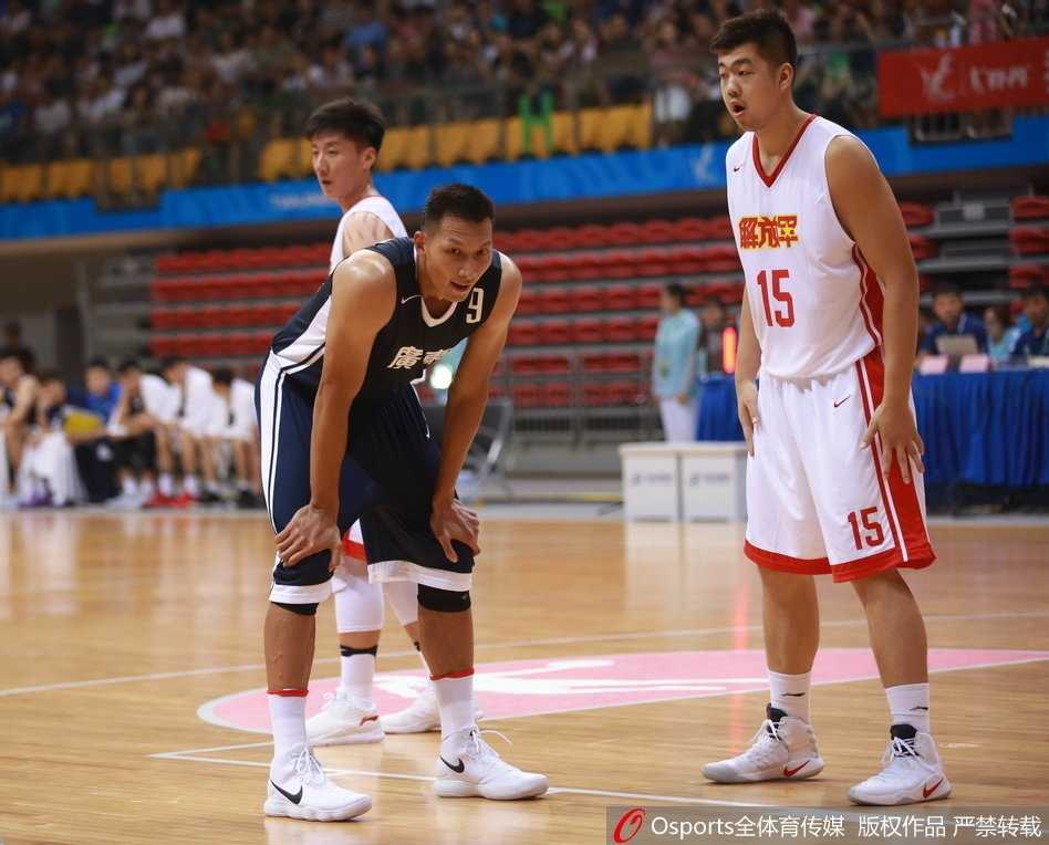 全运赛场粤军终显威,阿联领衔广东力克八一取连胜 广东队年轻后卫胡明轩在末节关键时刻果断出手三分,眼神中透露着杀手的冷静