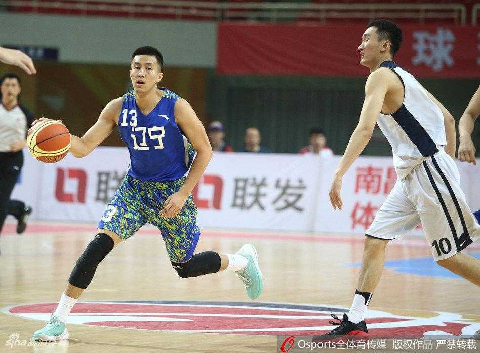 全运赛场辽篮掀青春风暴 大胜重庆豪取两连胜 辽篮内线支柱韩德君在重庆队禁区展现强大统治力,背身单打后利用力量优势强行上篮