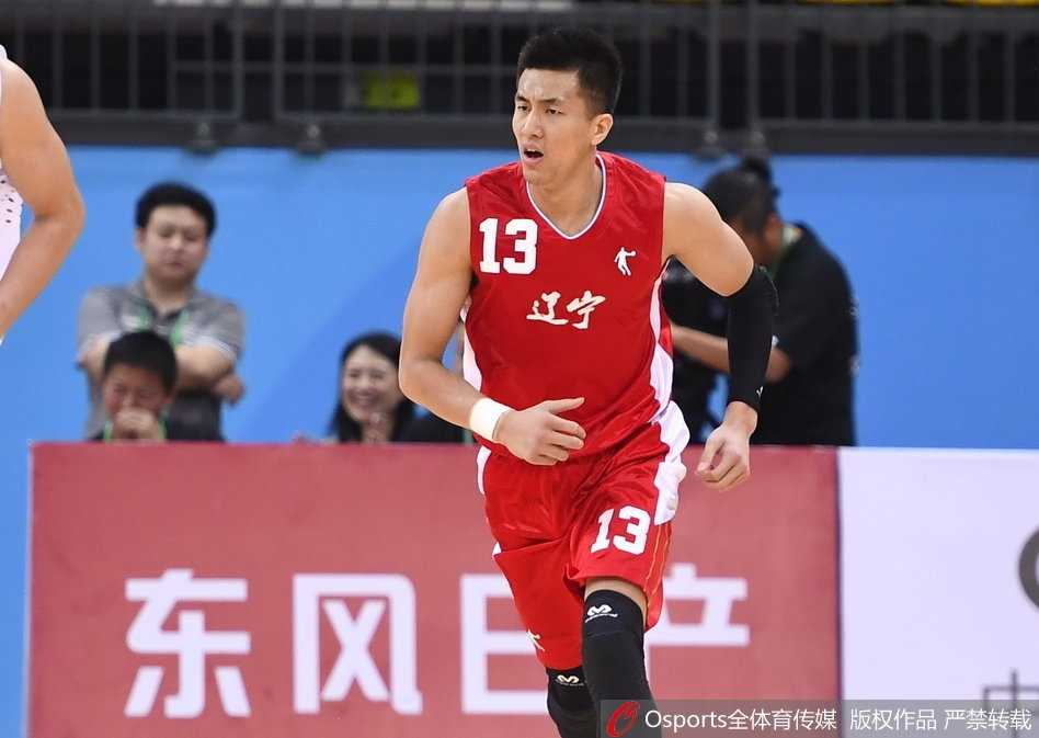 全运赛场辽篮掀青春风暴 郭艾伦周琦双核驱动大胜江苏 周琦从容运球过半场,展现大个球员罕见技术
