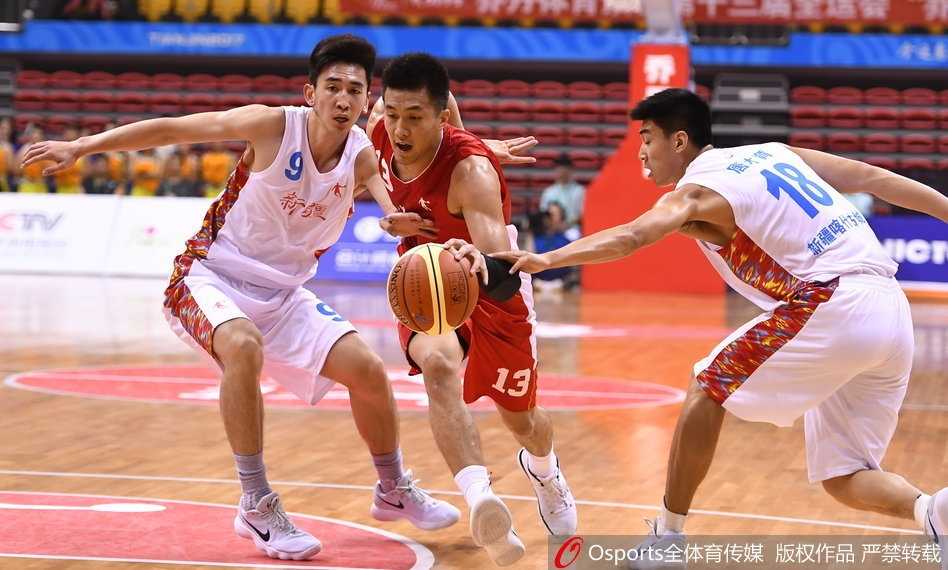全运赛场辽篮狂胜新疆四十二分 周琦面对旧主献扣篮盛宴 韩德君用敦实的身躯硬生生扛开防守球员,随后完成一记势大力沉的双手灌篮,整个篮球架都在他的暴力美学下瑟瑟发抖。