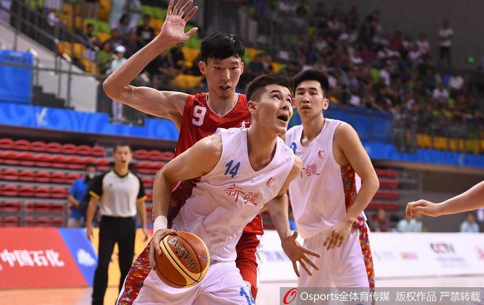 全运赛场辽篮狂胜新疆四十二分 周琦面对旧主献扣篮盛宴 阿不都沙拉木在三分线外果断出手,尽管全场处于劣势,但他依然用一次次精准的投篮为新疆队保留着最后的尊严。