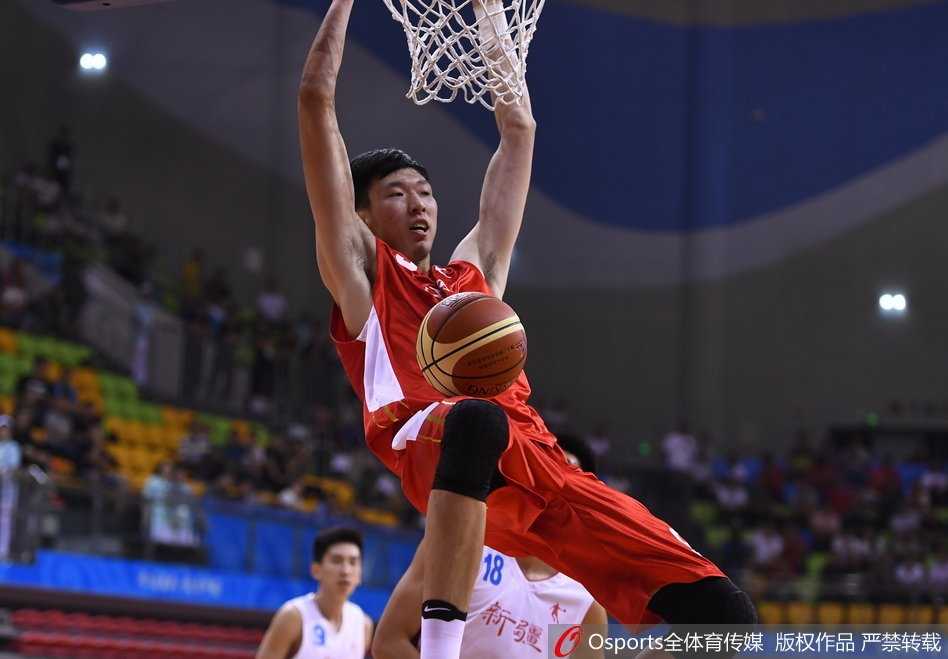 全运赛场辽篮狂胜新疆四十二分 周琦面对旧主献扣篮盛宴 周琦面对新疆队的防守高高跃起,以一记势大力沉的单手劈扣震撼全场,仿佛要将所有的情绪都宣泄在篮筐之上。