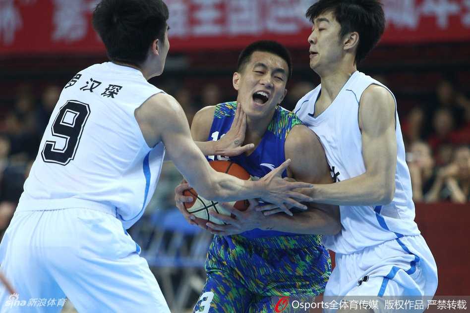 全运赛场辽篮锋芒初露 郭艾伦率队豪取六连胜 高诗岩跳投出手,身体完全舒展,目光紧锁篮筐。