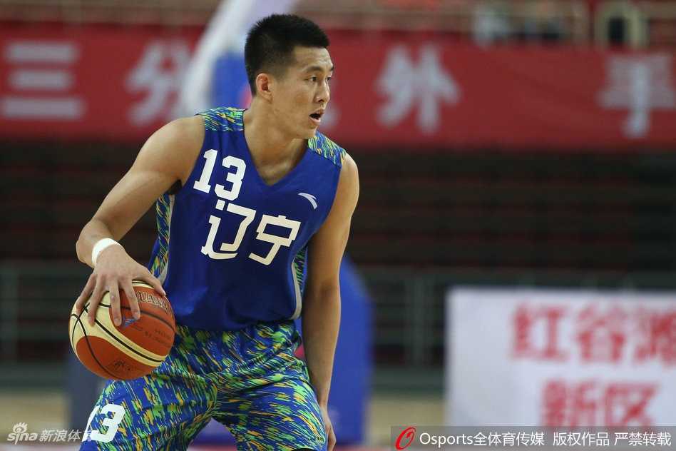 全运赛场辽篮锋芒初露 郭艾伦率队豪取六连胜 郭艾伦遭遇严防,被三人合围仍死死护住篮球寻找队友。