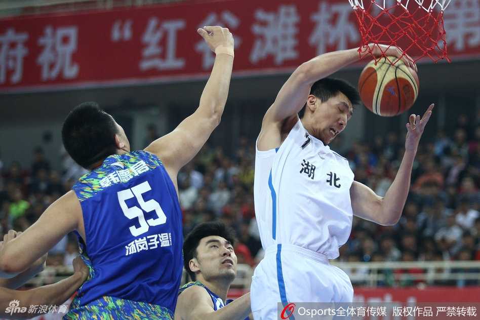 全运赛场辽篮锋芒初露 郭艾伦率队豪取六连胜 赵继伟持球观察,眼神灵动寻找着最致命的传球路线。