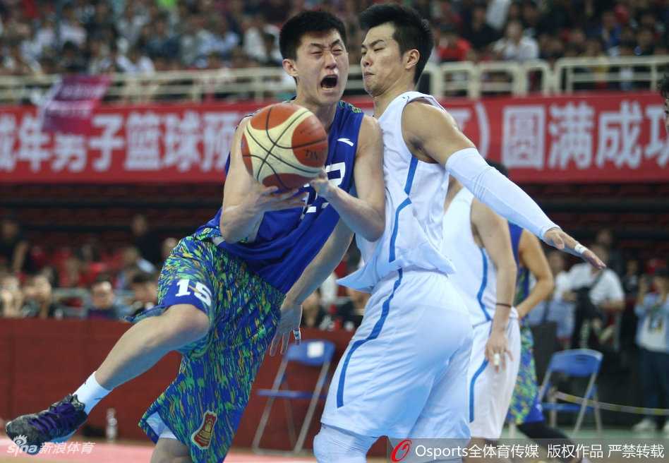 全运赛场辽篮锋芒初露 郭艾伦率队豪取六连胜 强行冲破防线,郭艾伦面对两人夹击依然无畏冲锋。