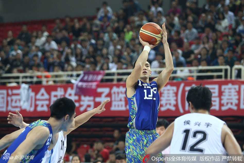 全运赛场辽篮锋芒初露 郭艾伦率队豪取六连胜 老将张凯奋力跃起,在对方头顶摘下关键篮板球。