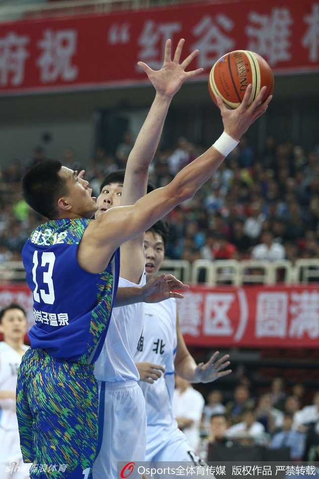全运赛场辽篮锋芒初露 郭艾伦率队豪取六连胜 郭艾伦突破上篮,在空中与防守球员对抗后柔和挑篮。