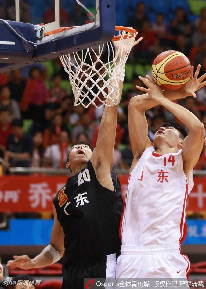 全运赛场青春风暴!广东青年军惊天逆转山东,捧起U18男篮桂冠 身穿红色战袍的广东队球员在夺冠瞬间振臂高呼,脸上的汗水与笑容交织成青春最美的画面