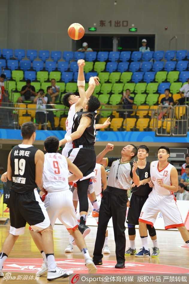 全运赛场青春风暴!广东青年军惊天逆转山东,捧起U18男篮桂冠 山东队年轻中锋朱荣振面对封盖毫不畏惧,用一记柔和的小勾手完成进攻,眼神中透露出与年龄不符的坚定