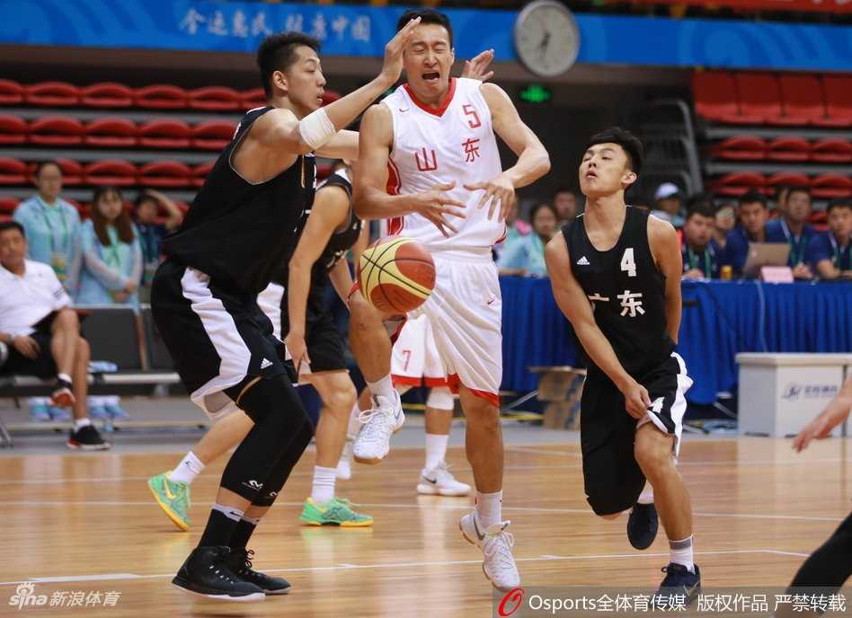 全运赛场青春风暴!广东青年军惊天逆转山东,捧起U18男篮桂冠 终场哨响后,广东队球员们围成圆圈疯狂庆祝,汗水在灯光下闪闪发光,这是属于他们的荣耀时刻