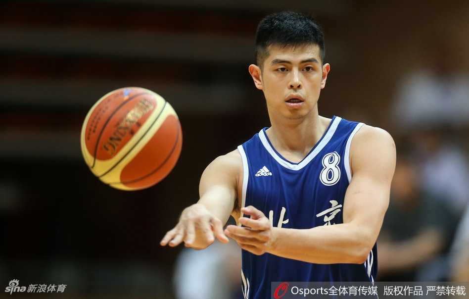 方硕冷静地扫视全场，双手将球持于胸前，正准备将球分给插上的队友，这一刻他是指挥若定的球场大脑。