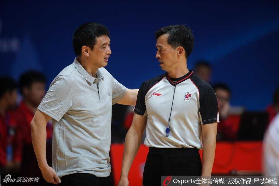 翟晓川仰天长啸，面部肌肉因用力而紧绷，一声怒吼仿佛要将心中所有的不甘与战意全部释放。