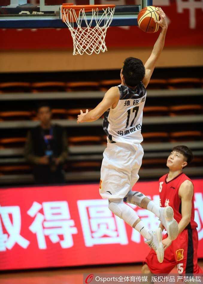 全运附加赛激战武汉 山西狂胜吉林湖北送山东出局 孙铭徽反击中高高跃起单手劈扣,身体在空中形成一张拉满的弓,势大力沉