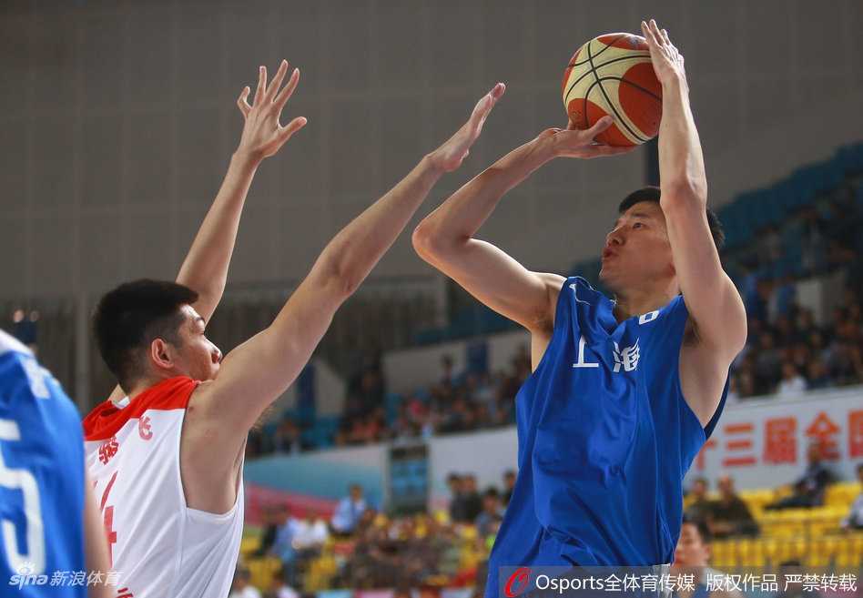 全运预赛广东狂胜上海 老将新星齐发力 广东队董瀚麟高高跃起,双手将球狠狠砸进篮筐,完成一次极具爆发力的双手背扣,气势如虹。