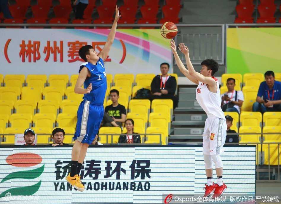 全运预赛广东狂胜上海 老将新星齐发力 广东队长周鹏快攻中接球起飞,双手大力灌篮,动作舒展霸气,尽显领袖风范。