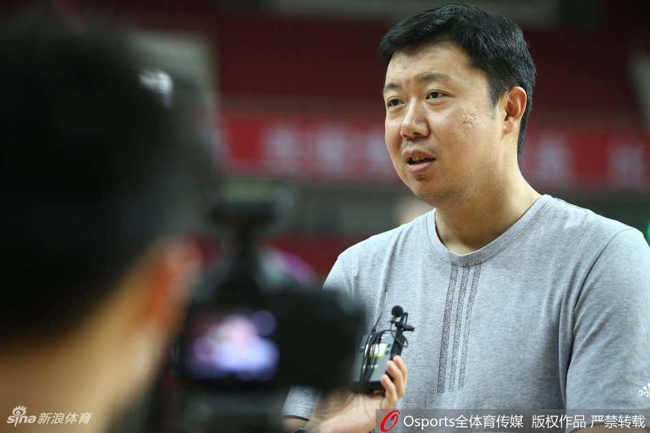 全运预赛解放军豪取五连胜 邹雨宸暴扣韩硕穿针引线 男篮名宿王治郅在场边接受采访,目光深邃地注视着赛场动态,神情专注而严肃