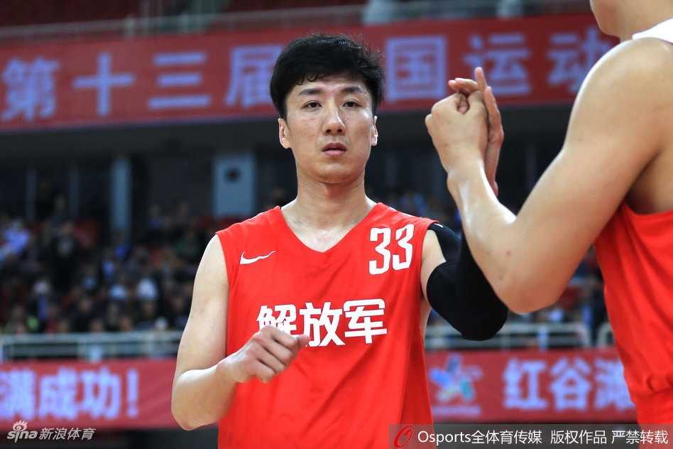 全运预赛解放军豪取五连胜 邹雨宸暴扣韩硕穿针引线 老将韩硕与队友击掌相互鼓励,脸上洋溢着自信的笑容,气氛融洽