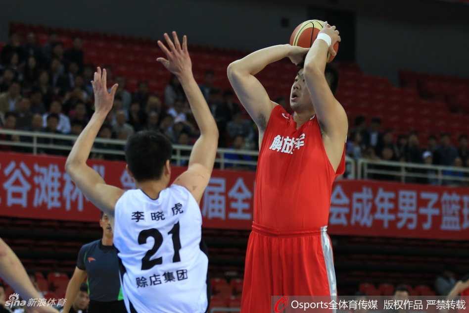 全运预赛解放军豪取五连胜 邹雨宸暴扣韩硕穿针引线 邹雨宸高高跃起单臂暴扣,展现惊人的身体素质与霸气侧漏的王者风范