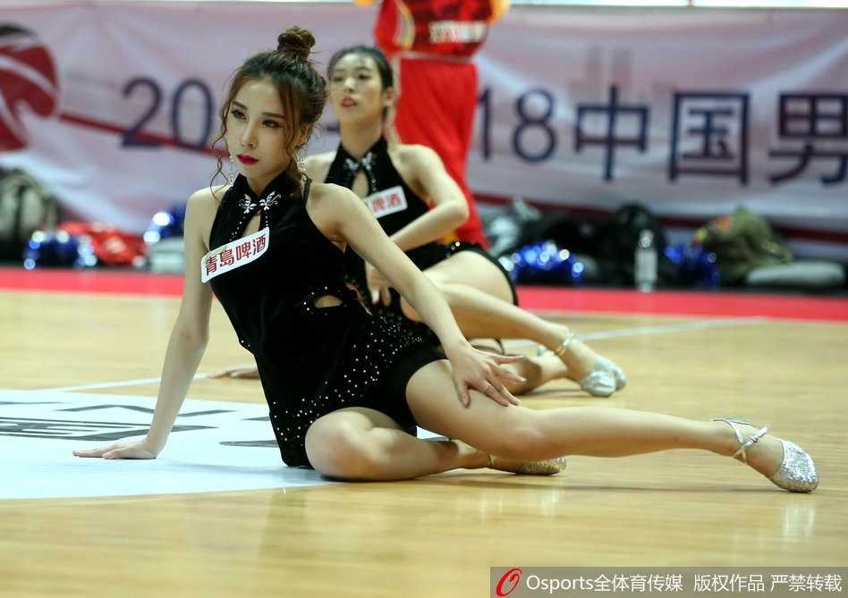 八一主场惜败江苏肯帝亚 篮球宝贝黑衣劲舞燃爆全场 篮球宝贝们展示着青春的风采,黑色装扮更显神秘与性感,为八一主场增添别样激情。