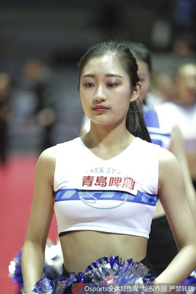 八一主场激战山西,篮球宝贝热舞燃爆雅戈尔体育馆 在绚丽的灯光下,三位篮球宝贝排成一排,同时做出踢腿动作,展现出惊人的柔韧性与协调性,动感的画面让人仿佛能听到现场震耳欲聋的音乐声。