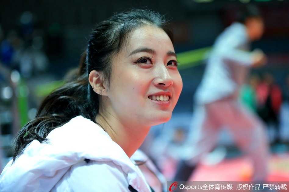 八一主场首胜背后的青春火焰 篮球宝贝用热舞点燃北仑冬夜 动感节拍中,篮球宝贝们整齐扬起金色花球,笑容如冬日暖阳般灿烂,瞬间驱散了球馆的寒意