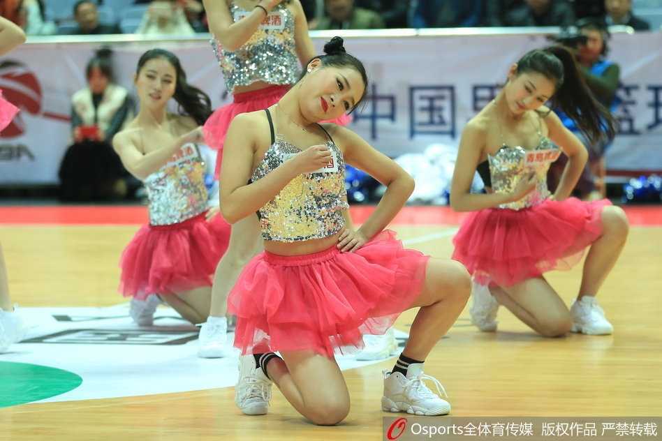 八一主场首胜背后的青春火焰 篮球宝贝用热舞点燃北仑冬夜 队形变换瞬间,领舞女孩展现出极佳的柔韧性,一字马稳稳落地,绽放出征服全场的霸气笑容