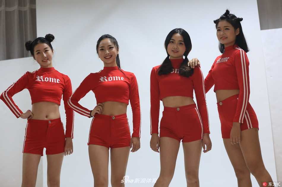 八一双鹿电池篮球宝贝青春写真 活力热舞点燃赛场激情 两名篮球宝贝在走廊里相视而笑,她们身着休闲的校园风装扮,修长的美腿在短裤下格外抢眼,亲密的互动流露出姐妹间真挚的友谊和青春的无限美好。