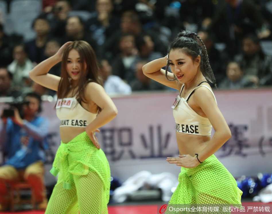 宝贝们随着鼓点高高跃起，马尾辫在空中划出活力弧线，小背心折射出的光芒比球场灯光还耀眼